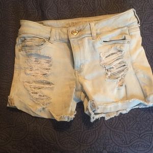 American Eagle light colored jean shorts